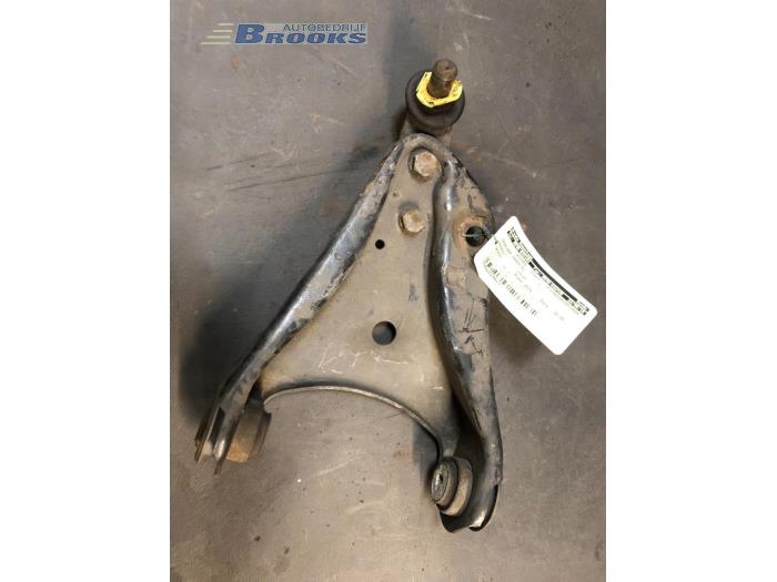 Draagarm onder rechts-voor van een Renault Twingo II (CN) 1.2 16V GT TCE 2008