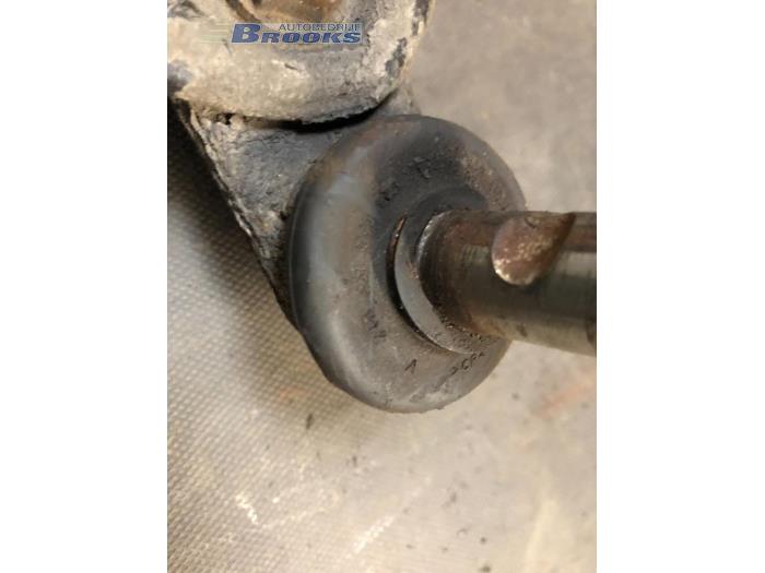 Draagarm onder rechts-voor van een Renault Twingo II (CN) 1.2 16V GT TCE 2008