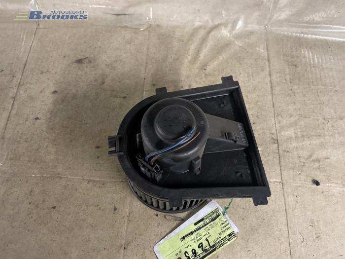 Kachel Ventilatiemotor van een Seat Ibiza II (6K1) 1.4 16V 2001