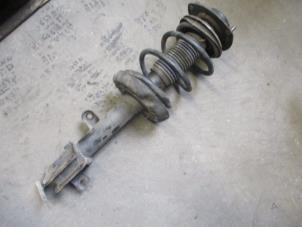 Gebruikte Mac Phersonpoot links-voor Kia Sportage (JE) 2.0 CRDi 16V VGT 4x2 Prijs € 60,00 Margeregeling aangeboden door Autobedrijf Brooks