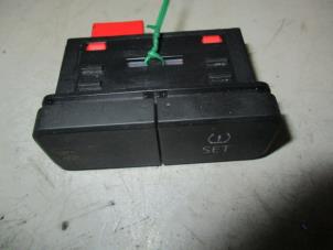 Gebruikte Bandenspanning schakelaar Volkswagen Up! (121) 1.0 12V 75 Prijs € 10,00 Margeregeling aangeboden door Autobedrijf Brooks