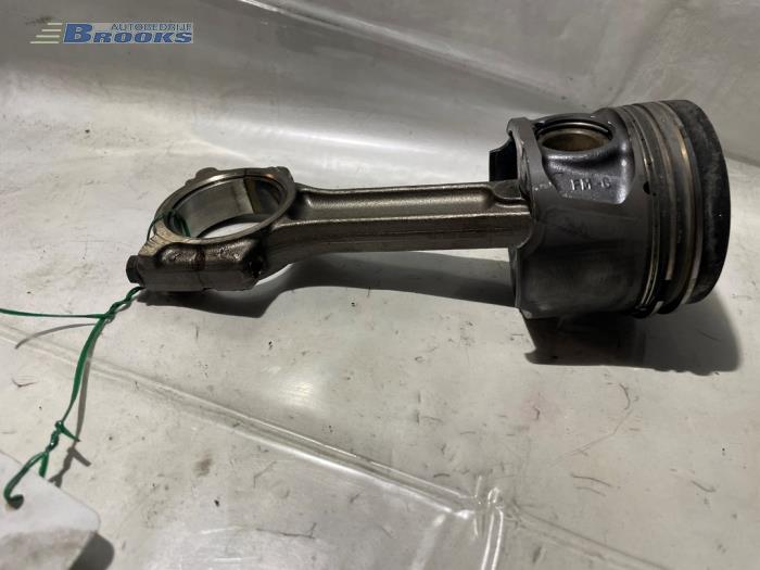 Zuiger van een Mercedes-Benz Citan (415.6) 1.5 109 CDI 2014