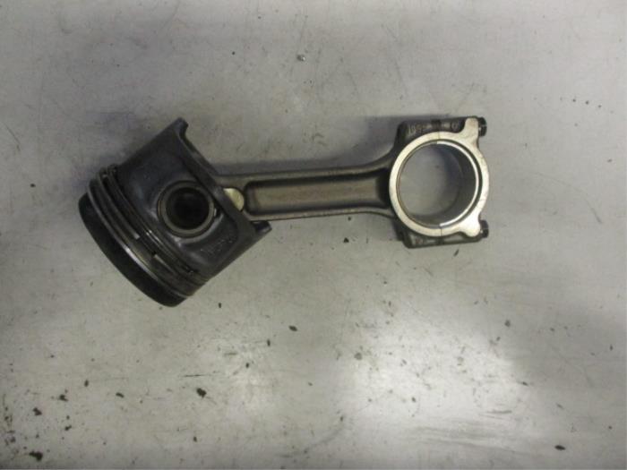 Zuiger van een Mercedes-Benz Citan (415.6) 1.5 109 CDI 2014