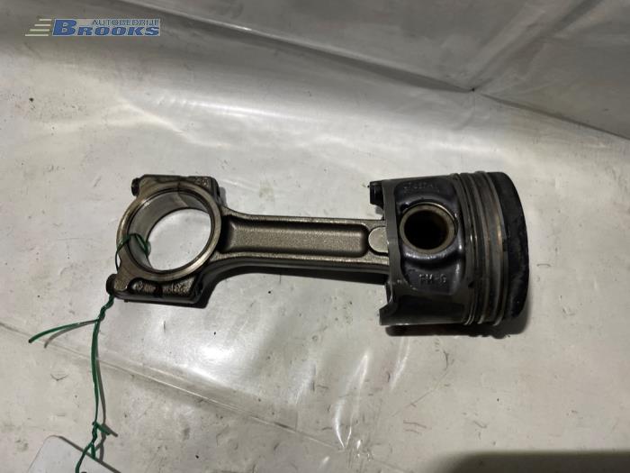 Zuiger van een Mercedes-Benz Citan (415.6) 1.5 109 CDI 2014