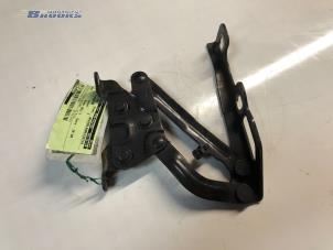 Gebruikte Motorkap Scharnier Opel Corsa D 1.3 CDTi 16V ecoFLEX Prijs € 10,00 Margeregeling aangeboden door Autobedrijf Brooks