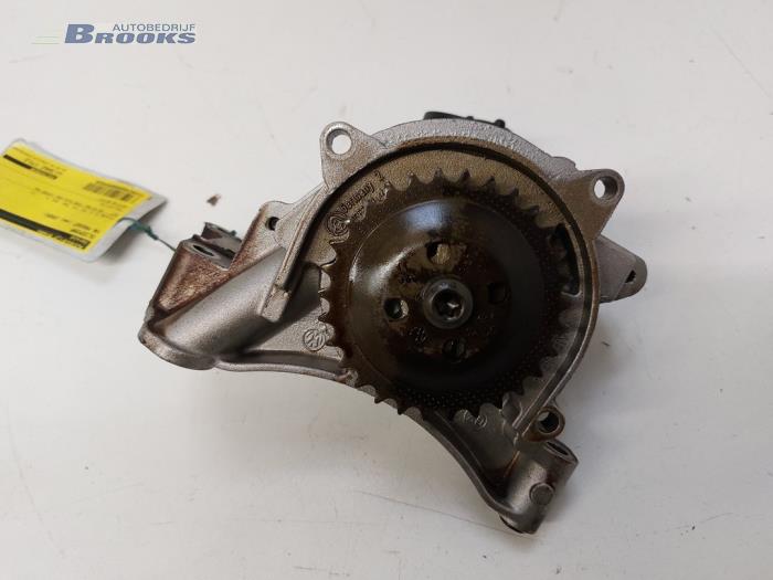 Gebruikte Oliepomp Volkswagen Passat (3C2) 1.6 FSI 16V Prijs € 50,00 Margeregeling aangeboden door Autobedrijf Brooks