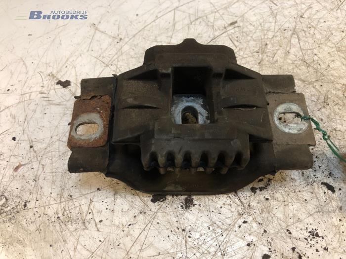 Gebruikte Versnellingsbak Steun Ford Fiesta 5 (JD/JH) 1.3 Prijs € 15,00 Margeregeling aangeboden door Autobedrijf Brooks