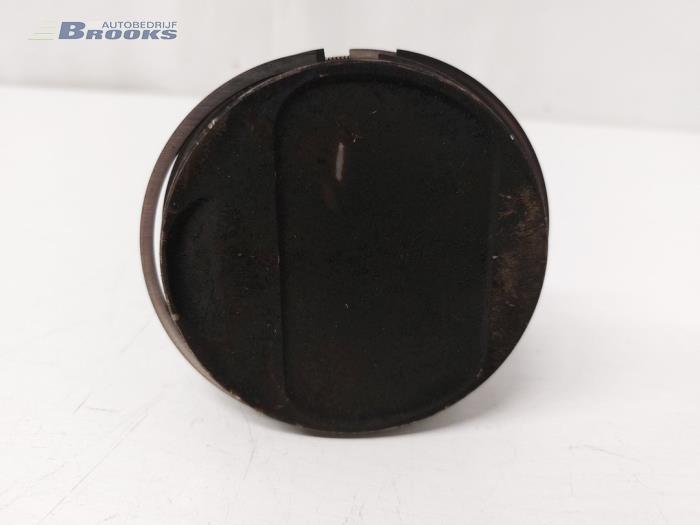 Zuiger van een Audi S4 (B7) S4.2 V8 40V 2006