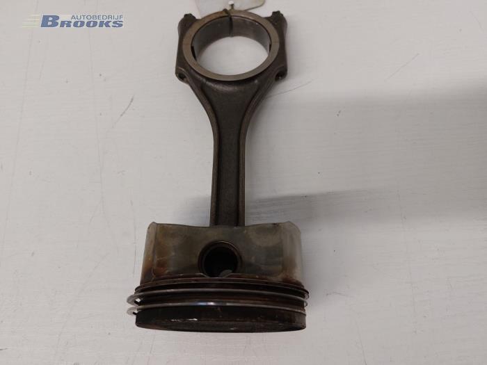 Zuiger van een Audi S4 (B7) S4.2 V8 40V 2006