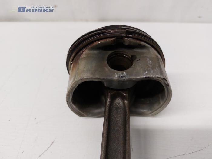 Zuiger van een Audi S4 (B7) S4.2 V8 40V 2006