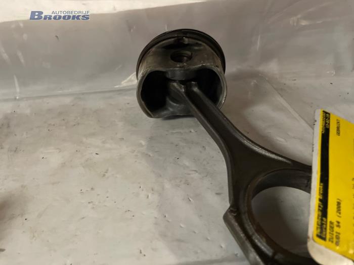 Zuiger van een Audi S4 (B7) S4.2 V8 40V 2006