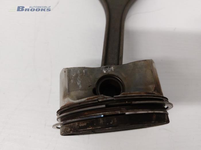 Zuiger van een Audi S4 (B7) S4.2 V8 40V 2006