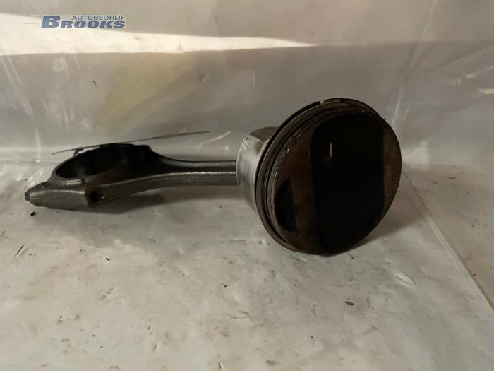 Zuiger van een Audi S4 (B7) S4.2 V8 40V 2006