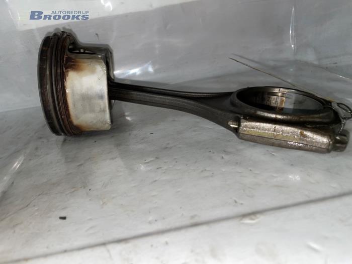 Zuiger van een Audi S4 (B7) S4.2 V8 40V 2006