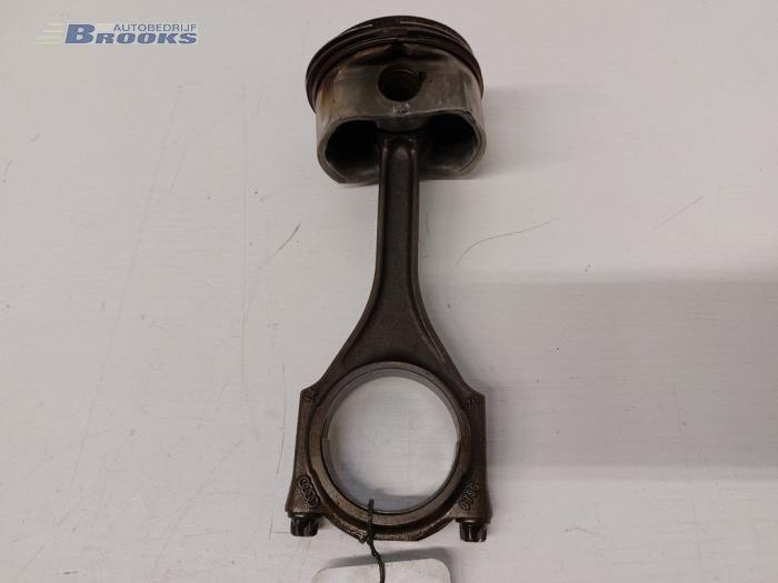 Zuiger van een Audi S4 (B7) S4.2 V8 40V 2006