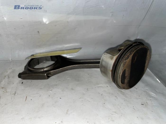 Zuiger van een Audi S4 (B7) S4.2 V8 40V 2006