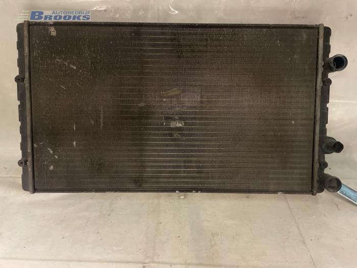 Gebruikte Radiateur Volkswagen Polo III (6N1) 1.4i 60 Prijs € 15,00 Margeregeling aangeboden door Autobedrijf Brooks