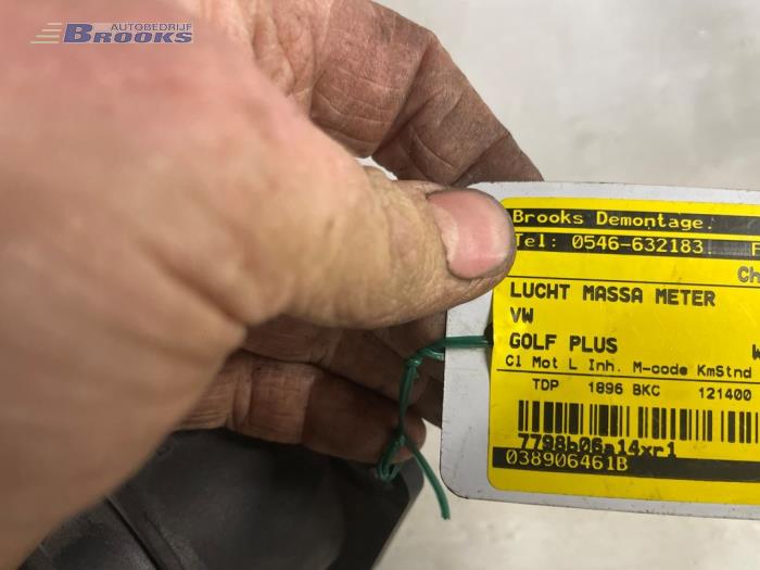Luchtmassameter van een Volkswagen Golf V (1K1) 1.9 TDI 2006