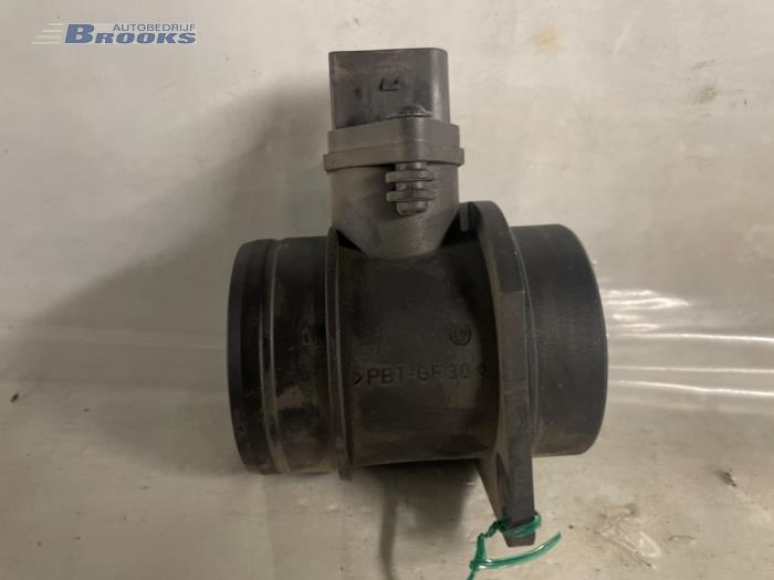 Luchtmassameter van een Volkswagen Golf V (1K1) 1.9 TDI 2006