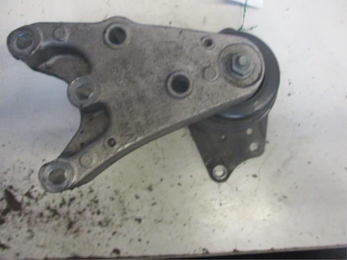 Gebruikte Motorsteun Volkswagen Polo IV (9N1/2/3) 1.2 12V Prijs € 35,00 Margeregeling aangeboden door Autobedrijf Brooks