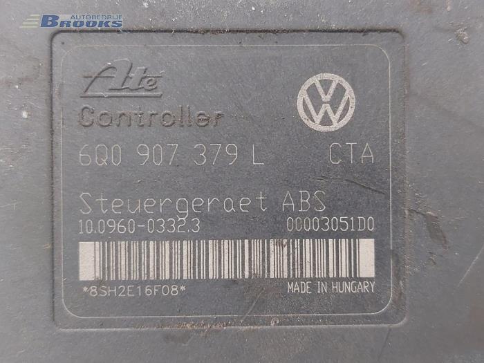 ABS Pomp van een Volkswagen Polo IV (9N1/2/3) 1.2 12V 2002