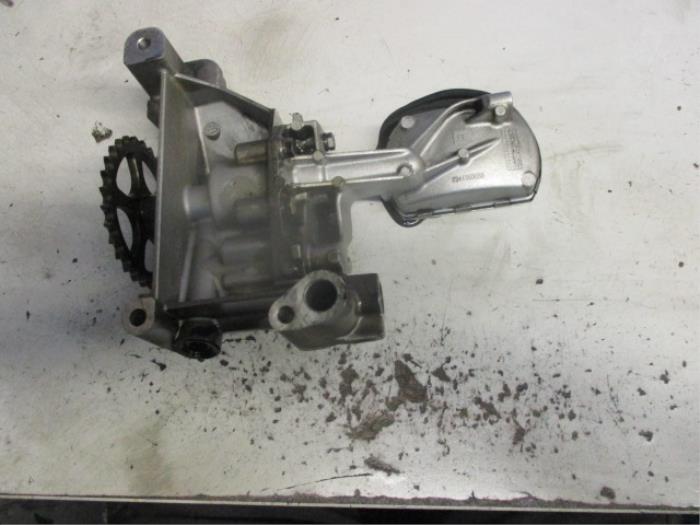 Gebruikte Oliepomp Volvo V70 (BW) 2.0 D 16V Prijs € 50,00 Margeregeling aangeboden door Autobedrijf Brooks