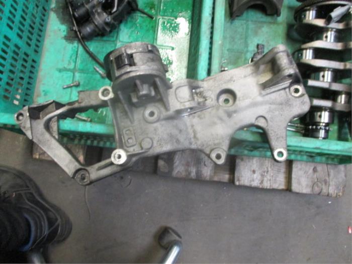 Gebruikte Dynamosteun onder Landrover Range Rover Evoque (LVJ/LVS) 2.2 TD4 16V 5-drs. Prijs op aanvraag aangeboden door Autobedrijf Brooks
