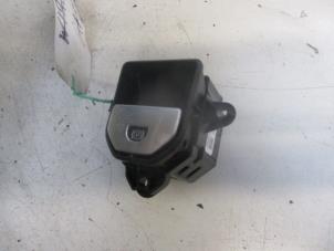 Gebruikte Handrem schakelaar Landrover Range Rover Evoque (LVJ/LVS) 2.2 TD4 16V 5-drs. Prijs € 30,00 Margeregeling aangeboden door Autobedrijf Brooks