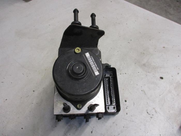 Gebruikte ABS Pomp Volkswagen Polo IV (9N1/2/3) 1.4 TDI 75 Prijs € 40,00 Margeregeling aangeboden door Autobedrijf Brooks