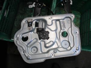 Gebruikte Ruitmechaniek 4Deurs rechts-voor Nissan Qashqai (J10) 1.6 dCi Pure Drive Prijs € 40,00 Margeregeling aangeboden door Autobedrijf Brooks