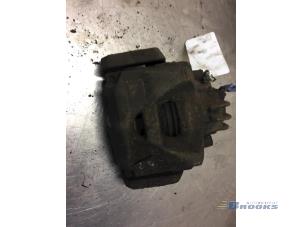 Gebruikte Remklauw (Tang) rechts-voor Peugeot Partner (GC/GF/GG/GJ/GK) 1.6 HDI 75 16V Prijs € 15,00 Margeregeling aangeboden door Autobedrijf Brooks