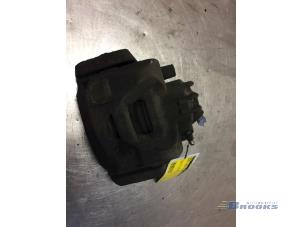 Gebruikte Remklauw (Tang) links-voor Peugeot Partner (GC/GF/GG/GJ/GK) 1.6 HDI 75 16V Prijs € 15,00 Margeregeling aangeboden door Autobedrijf Brooks