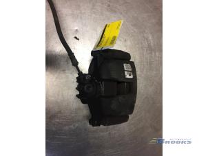 Gebruikte Remklauw (Tang) links-voor Peugeot 207 CC (WB) 1.6 16V Prijs € 25,00 Margeregeling aangeboden door Autobedrijf Brooks