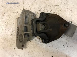 Gebruikte Motorsteun Renault Laguna I Grandtour (K56) 1.6 16V Prijs € 25,00 Margeregeling aangeboden door Autobedrijf Brooks