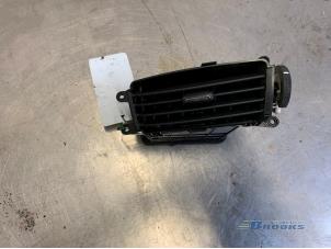 Gebruikte Luchtrooster Dashboard Hyundai i30 (FD) 1.4 CVVT 16V Prijs € 20,00 Margeregeling aangeboden door Autobedrijf Brooks