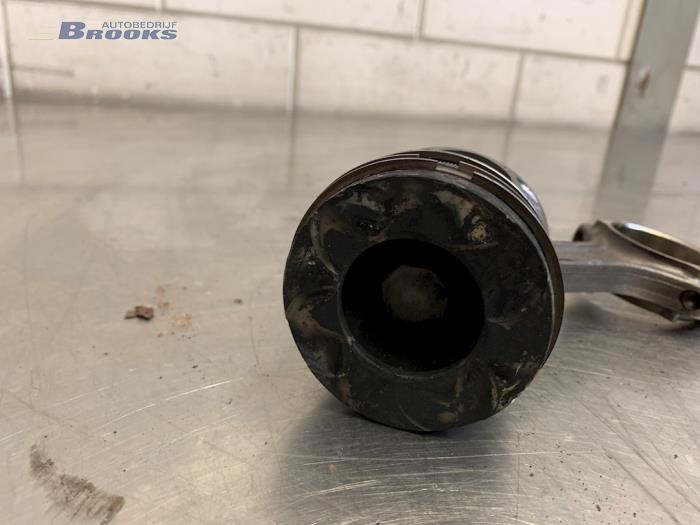 Zuiger van een Fiat Punto Evo (199) 1.3 JTD Multijet 85 16V Euro 5 2011