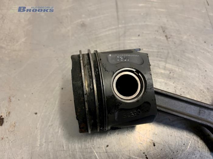 Zuiger van een Fiat Punto Evo (199) 1.3 JTD Multijet 85 16V Euro 5 2011