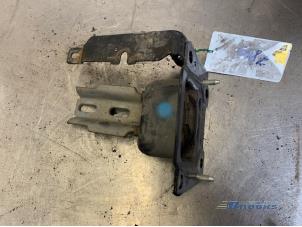 Gebruikte Versnellingsbak Steun Peugeot 207/207+ (WA/WC/WM) 1.4 16V VTi Prijs € 20,00 Margeregeling aangeboden door Autobedrijf Brooks