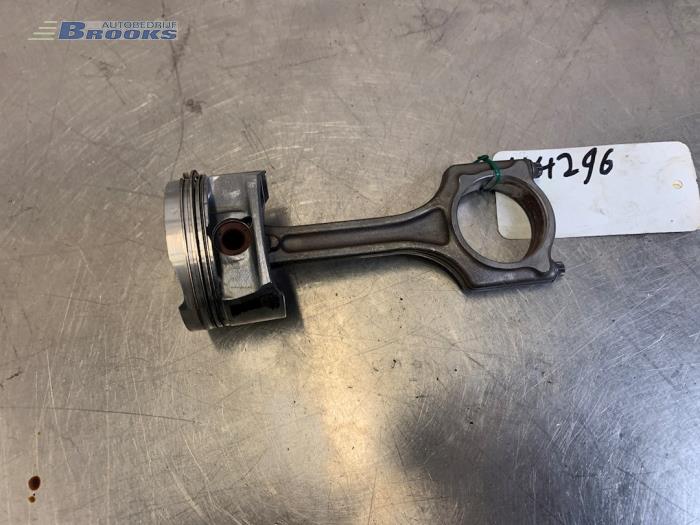 Gebruikte Zuiger Peugeot 207 CC (WB) 1.6 16V Prijs € 40,00 Margeregeling aangeboden door Autobedrijf Brooks