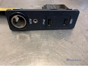 Gebruikte AUX/USB aansluiting Landrover Range Rover Evoque (LVJ/LVS) 2.2 eD4 16V 5-drs. Prijs € 40,00 Margeregeling aangeboden door Autobedrijf Brooks