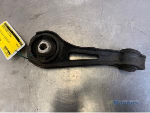 Gebruikte Versnellingsbak Steun Renault Twingo II (CN) 1.2 16V Prijs € 20,00 Margeregeling aangeboden door Autobedrijf Brooks