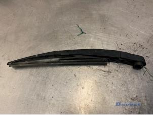 Gebruikte Ruitenwisserarm achter Renault Twingo II (CN) 1.2 16V Prijs € 20,00 Margeregeling aangeboden door Autobedrijf Brooks