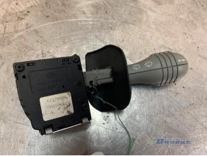 Gebruikte Ruitenwis Schakelaar Renault Twingo (C06) 1.2 Prijs € 15,00 Margeregeling aangeboden door Autobedrijf Brooks