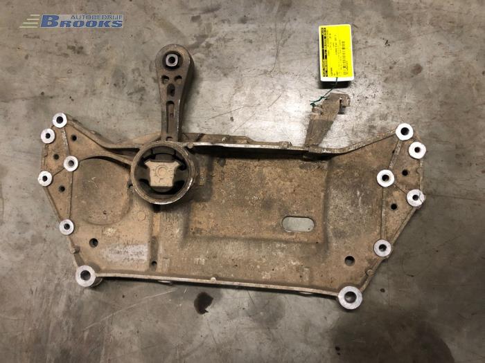 Gebruikte Subframe Volkswagen Caddy III (2KA,2KH,2CA,2CH) 1.9 TDI Prijs € 25,00 Margeregeling aangeboden door Autobedrijf Brooks