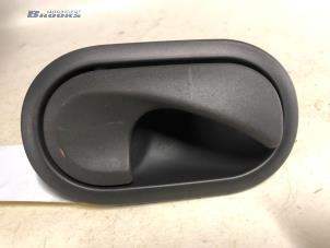 Gebruikte Portiergreep 4Deurs rechts-voor Renault Modus/Grand Modus (JP) 1.2 16V Eco Prijs € 10,00 Margeregeling aangeboden door Autobedrijf Brooks