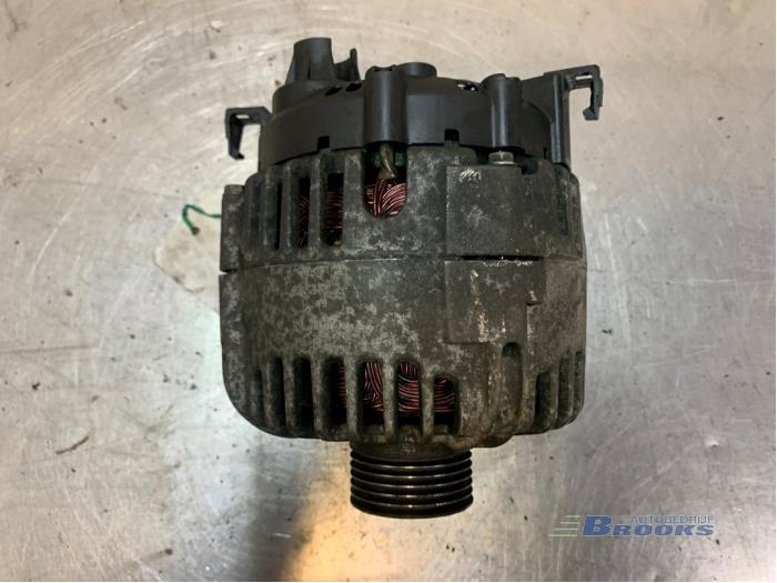 Gebruikte Dynamo Renault Laguna II Grandtour (KG) 3.0 V6 24V Prijs € 50,00 Margeregeling aangeboden door Autobedrijf Brooks