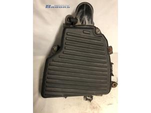 Gebruikte Luchtfilterhuis Chrysler Neon II 2.0 16V LE,SE,CS,Sport Prijs € 25,00 Margeregeling aangeboden door Autobedrijf Brooks