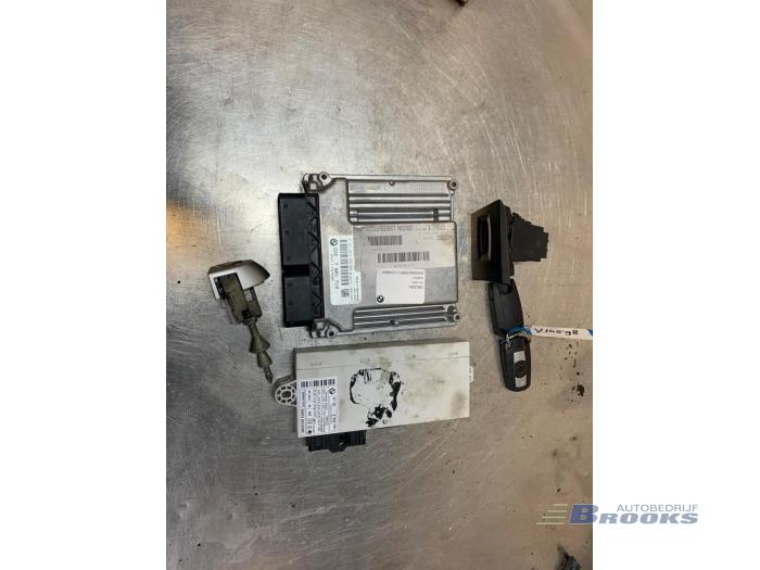 Gebruikte Kontaktslot + computer BMW 3 serie Touring (E91) 318d 16V Prijs € 150,00 Margeregeling aangeboden door Autobedrijf Brooks