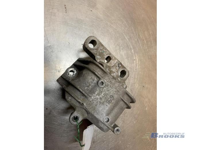 Gebruikte Motorrubber Volkswagen Caddy III (2KA,2KH,2CA,2CH) 2.0 SDI Prijs € 10,00 Margeregeling aangeboden door Autobedrijf Brooks