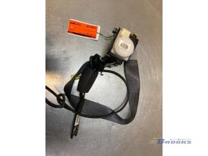 Gebruikte Veiligheidsgordel rechts-voor Kia Cerato 1.5 CRDi 16V Prijs € 40,00 Margeregeling aangeboden door Autobedrijf Brooks